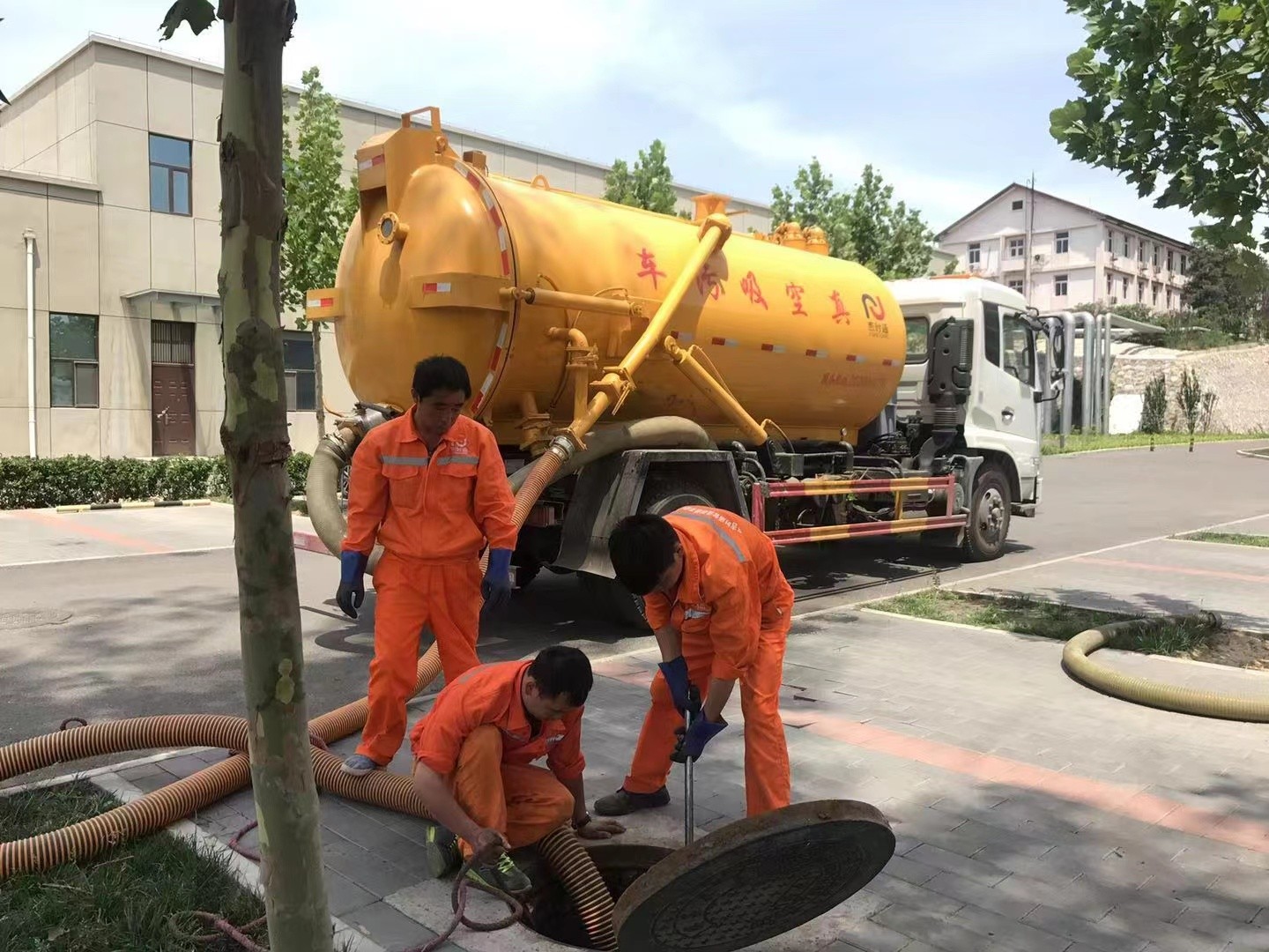 东风化粪池清理与5-8吨吸粪车施工效率分析